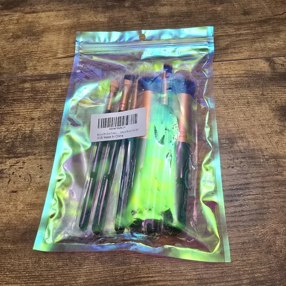 New 7 peice Makeup Brush Set with Black and Gold Handles